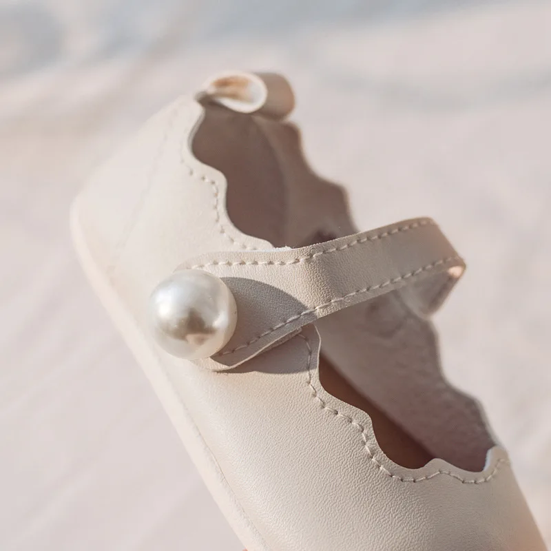 Новинка осени 2020 года Кожаные туфли для девочек с жемчугом Повседневные