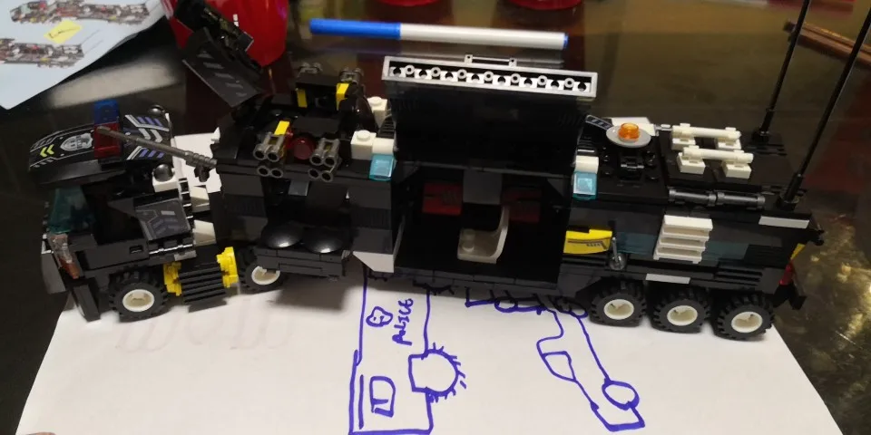 

8pcs / lot 695pcs City Police SWAT Truck Building Blocks Sets Ship Vehicle Technic Bricks Brinquedos Educational Toys For