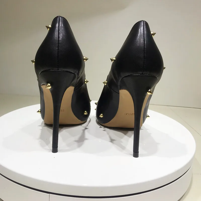 Женская обувь телесного цвета на высоком каблуке 10 см с заклепками из PU