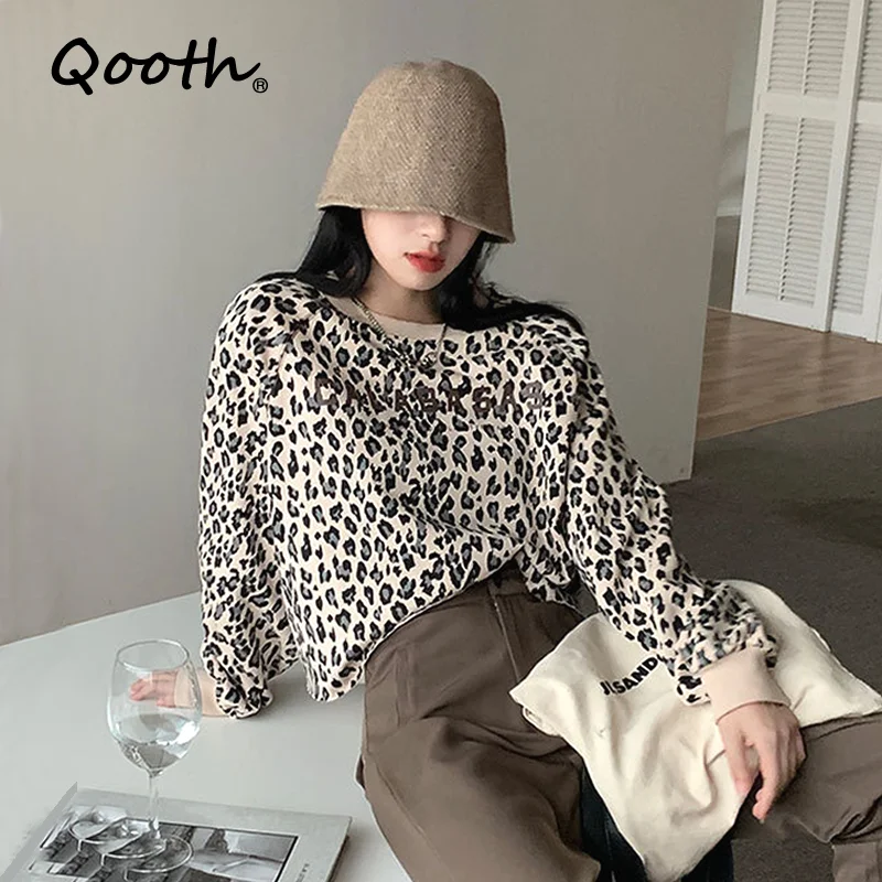 

Свитшот женский трикотажный с леопардовым принтом и круглым вырезом