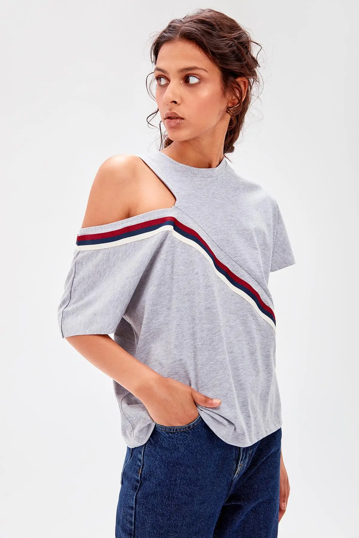 Trendyol серая полосатая трикотажная футболка TWOAW20TS0196