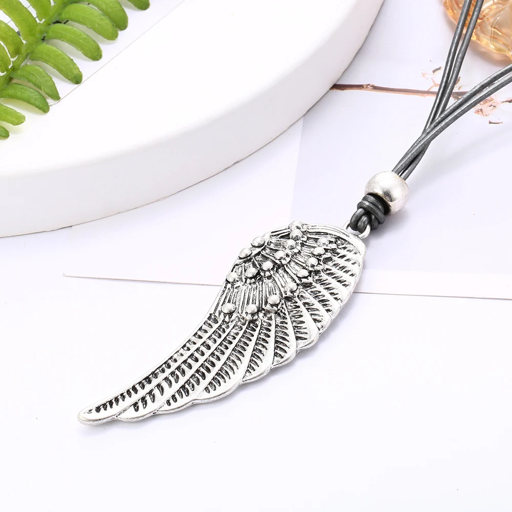 В винтажном стиле толстовка с капюшоном надписью Angel и принтом крылышки кулон