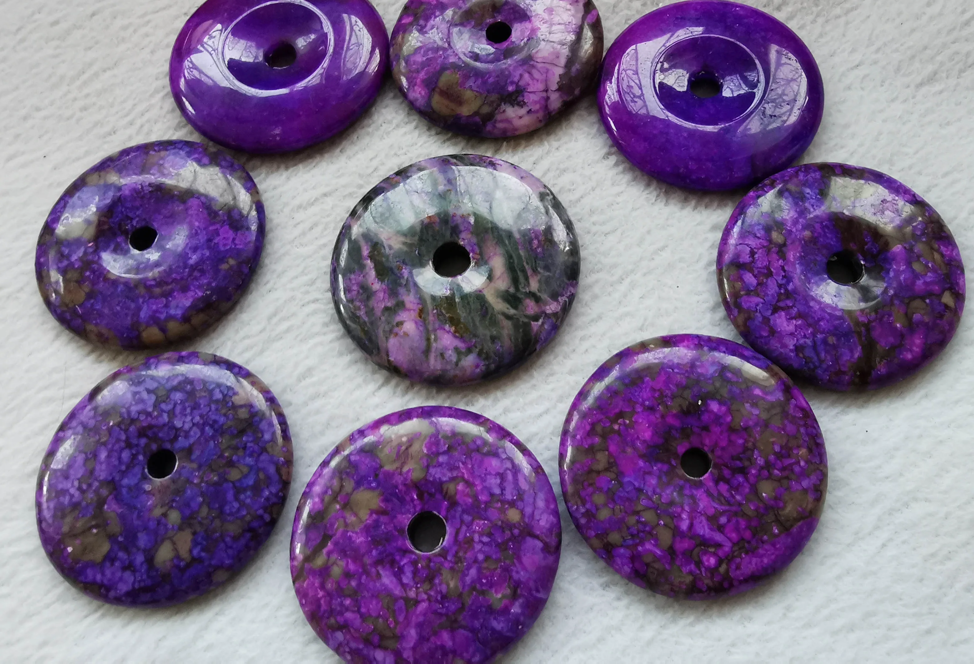 

Большое темно-фиолетовое золотое ожерелье с подвеской из Сугилита с натуральным драгоценным камнем в форме пончика 50 мм (2 ") 1 шт.