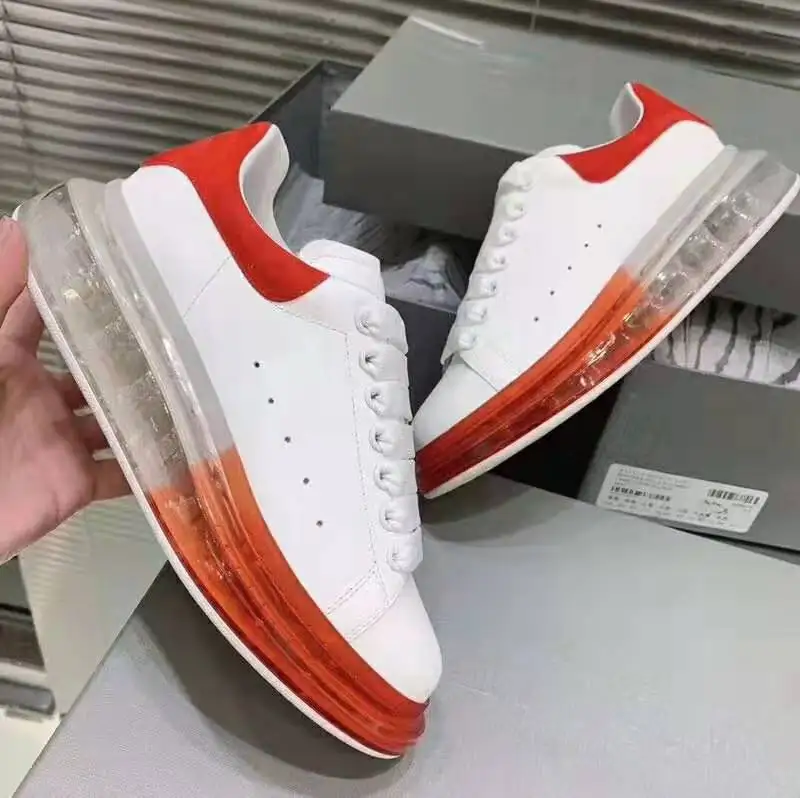 Женская спортивная обувь на толстой рифленой подошве с кристаллами Цвет белый