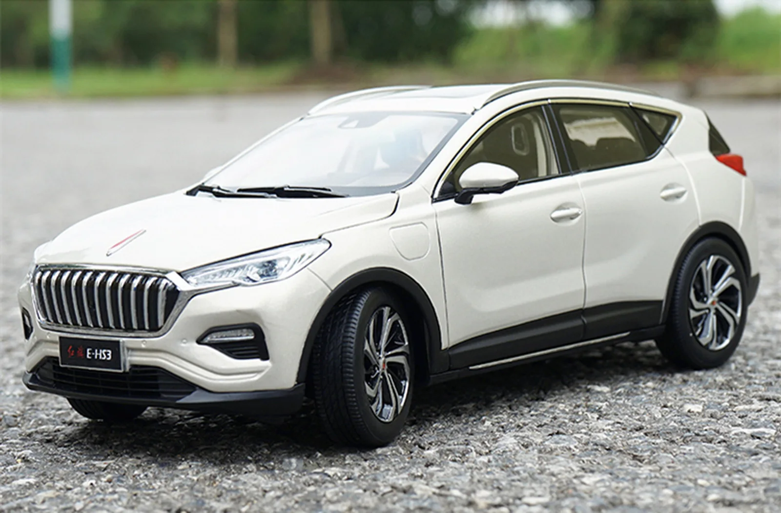 

Коллекция игрушечных автомобилей HongQi в масштабе с красным флагом