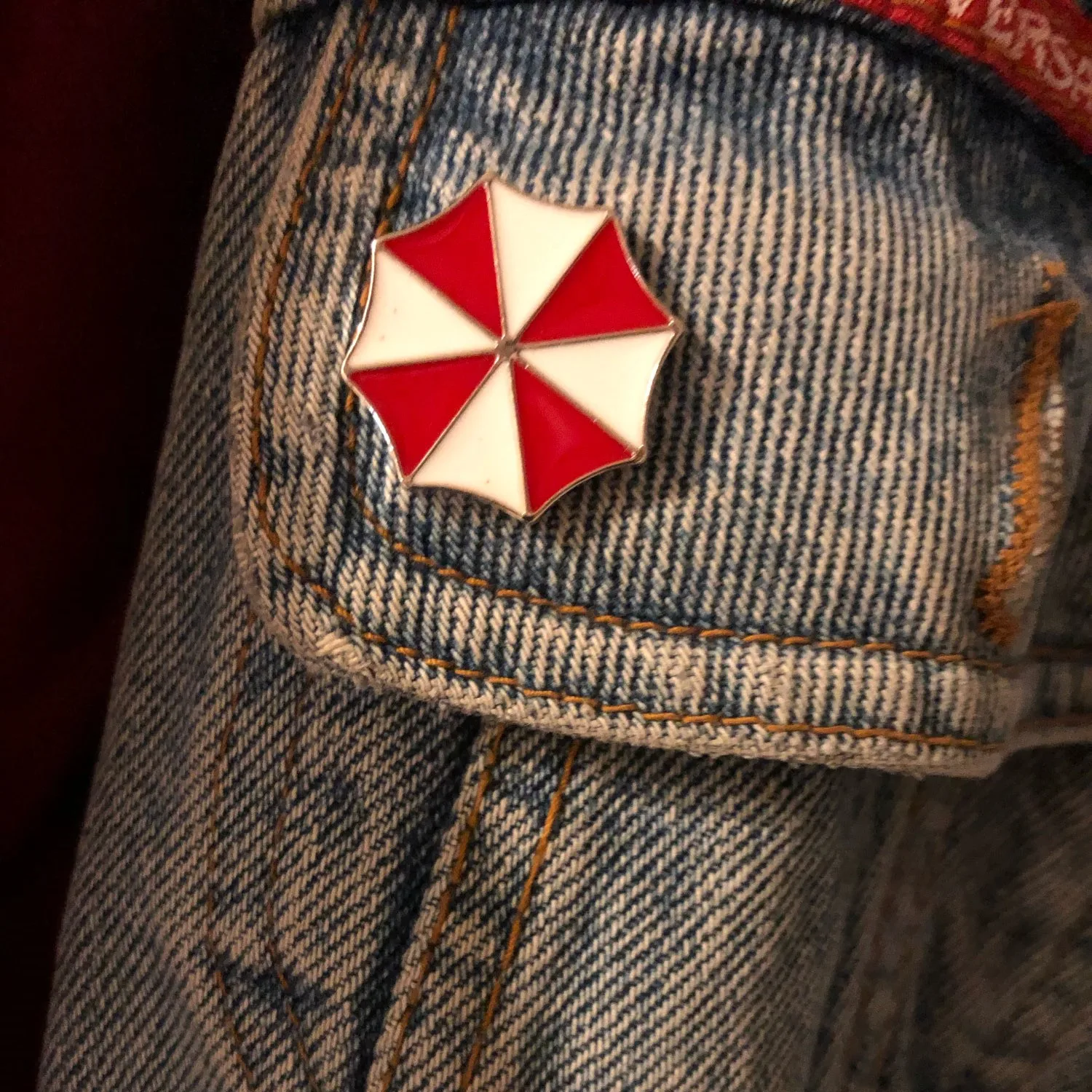 Брошь bioазаз булавка Alice Umbrella Corporation эмалированный Логотип красного и белого