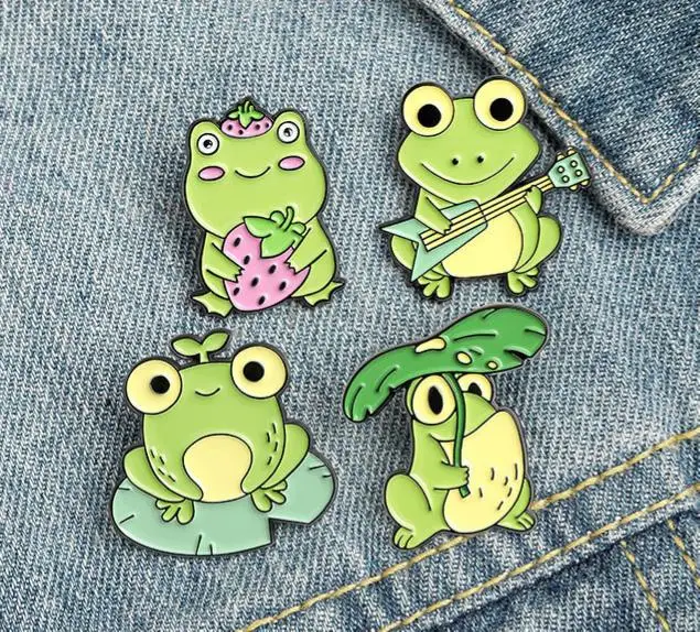 Эмалированная брошь в виде лягушки с изображением водителя маленькая красная