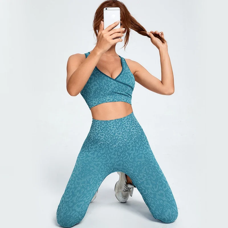 

Ladies' Seamless Yoga Set Leopard Camouflage Beautiful Back Bra High Elastic Hip Fitness Pants Sports Suit