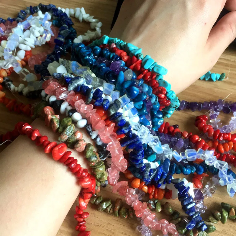 Бусы из натурального камня чипы бусины кораллового цвета с украшением в виде