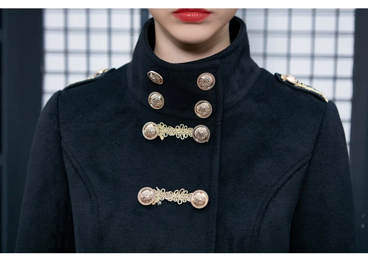Двубортное шерстяное пальто с золотыми пуговицами и вышивкой приталенное