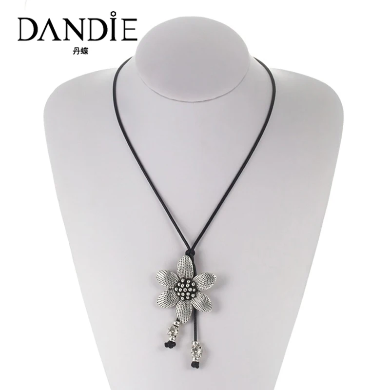 

Dandie Black And White Flower Shape Pendant Necklace Classic Color With Sweater Chain Everyday Wild As A Gift For Women