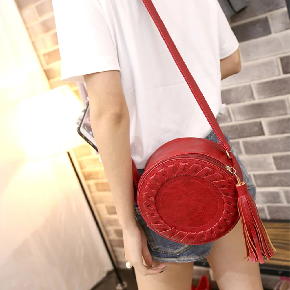 Модная женская круглая однотонная сумка с кисточками через плечо регулируемым