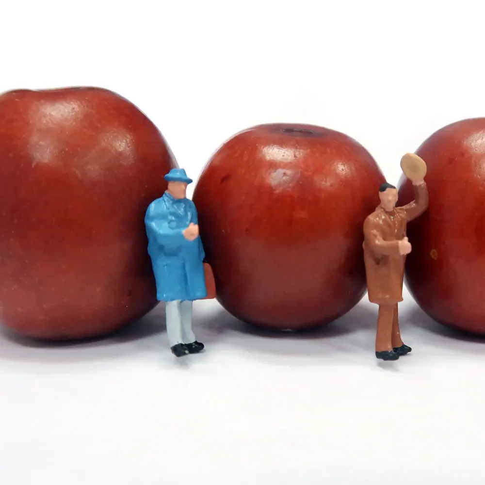 Миниатюрные фигурки для диорамы в масштабе 1:87 для железнодорожной модели Ho, изображающие бизнес-рукопожатие.