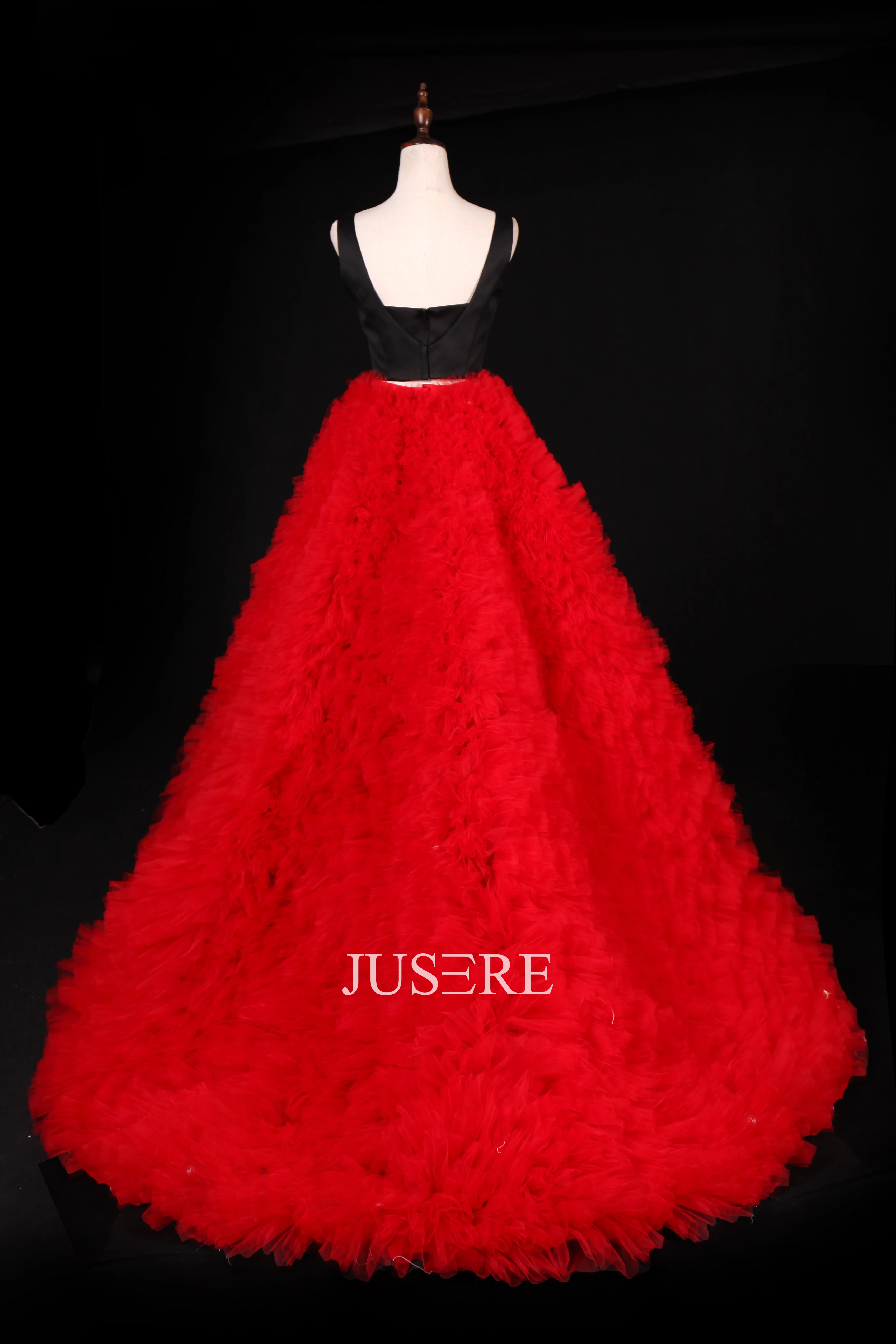 Цвет шампанского бальное платье с высоким воротником и длинными рукавами