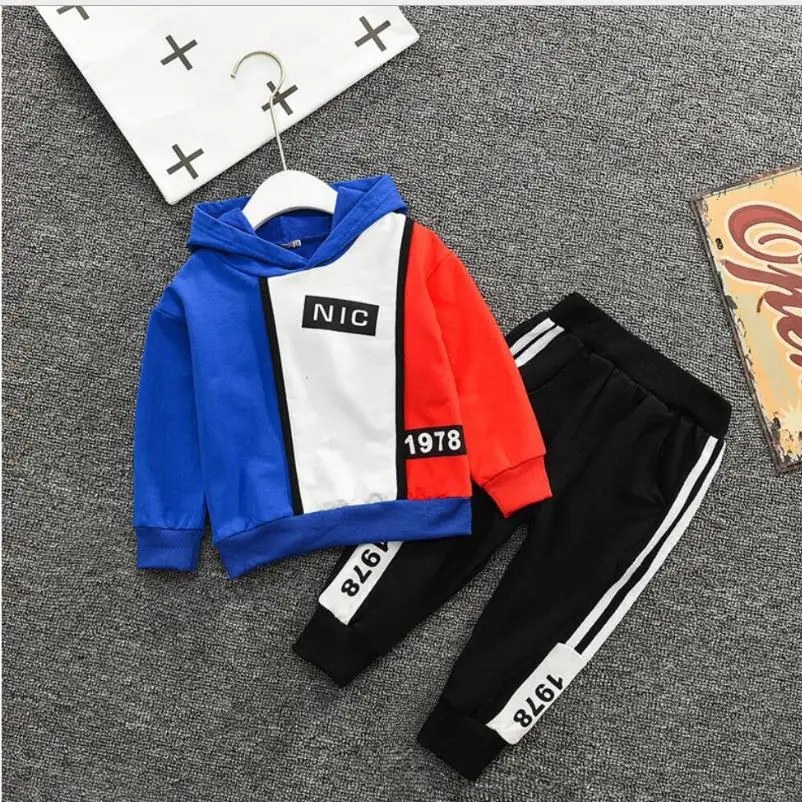 2020 модный костюм для маленьких мальчиков свитер с капюшоном и надписью + штаны 2
