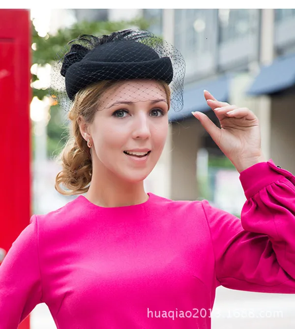 Женская фетровая шляпка-Таблетка черная с бантом красного цвета на зиму 100% |