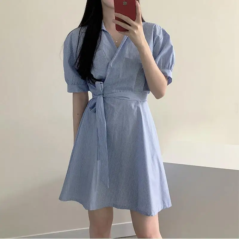 Мини-платье женское в полоску с V-образным вырезом и коротким рукавом | Женская