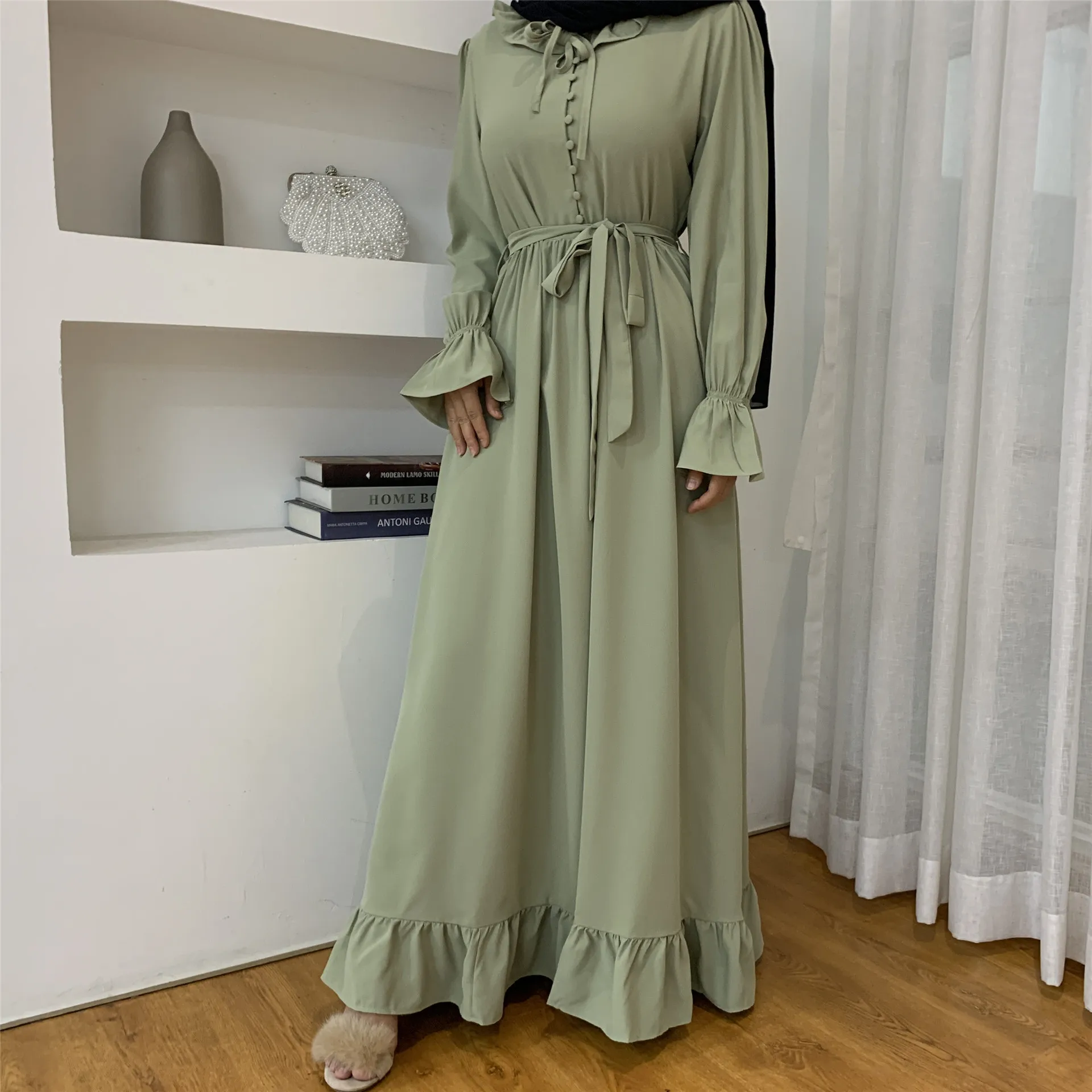 Мусульманское женское платье с оборками на воротнике и завязкой спереди
