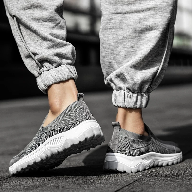 

2021 Mens Mesh Shoes Lightweight Knitted Sports Shoes Solid Color Slip On Soft Sole Youth Spring 2021