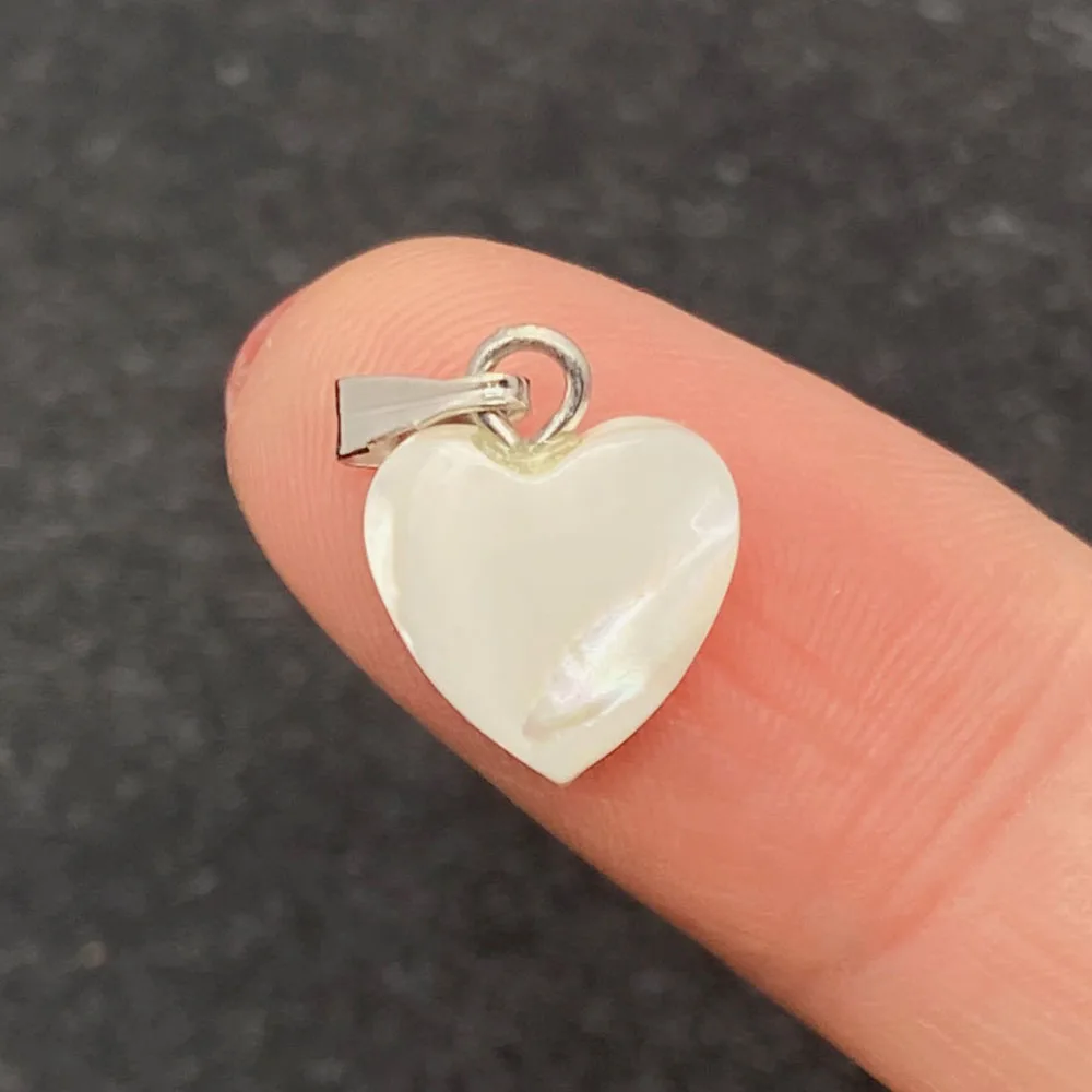 

5 Pieces of Natural Seashell Pendant White Heart Shape Suitable for DIY Exquisite Charm Women's Necklace Accessories Wholesale