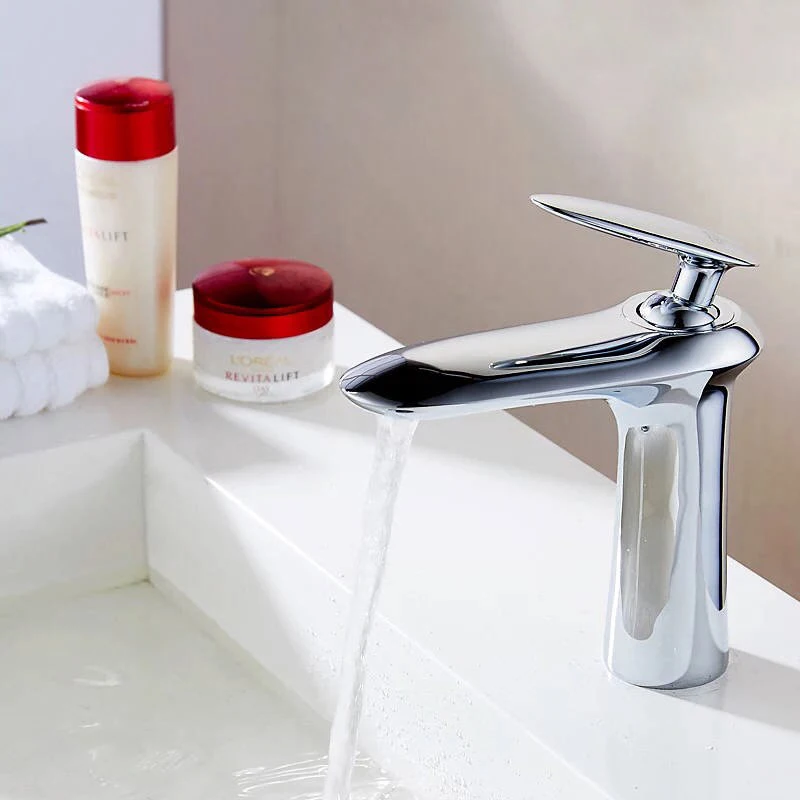 Смеситель для ванной комнаты кран раковины с креплением на раковину горячей и