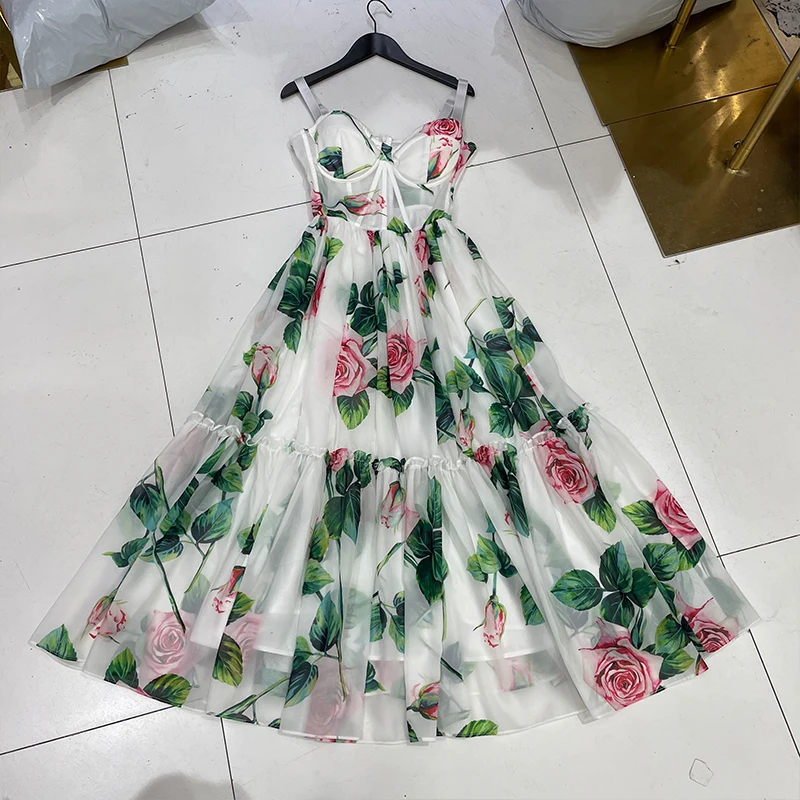 

Женское шифоновое платье на бретелях-спагетти, модельное длинное праздничное платье Вечерние цветочным принтом роз и открытой спиной и чаш...