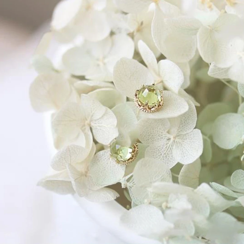 

Three-dimensional design new silver suspended inlaid green crystal geometric stud earrings fresh temperament ladies jewelry