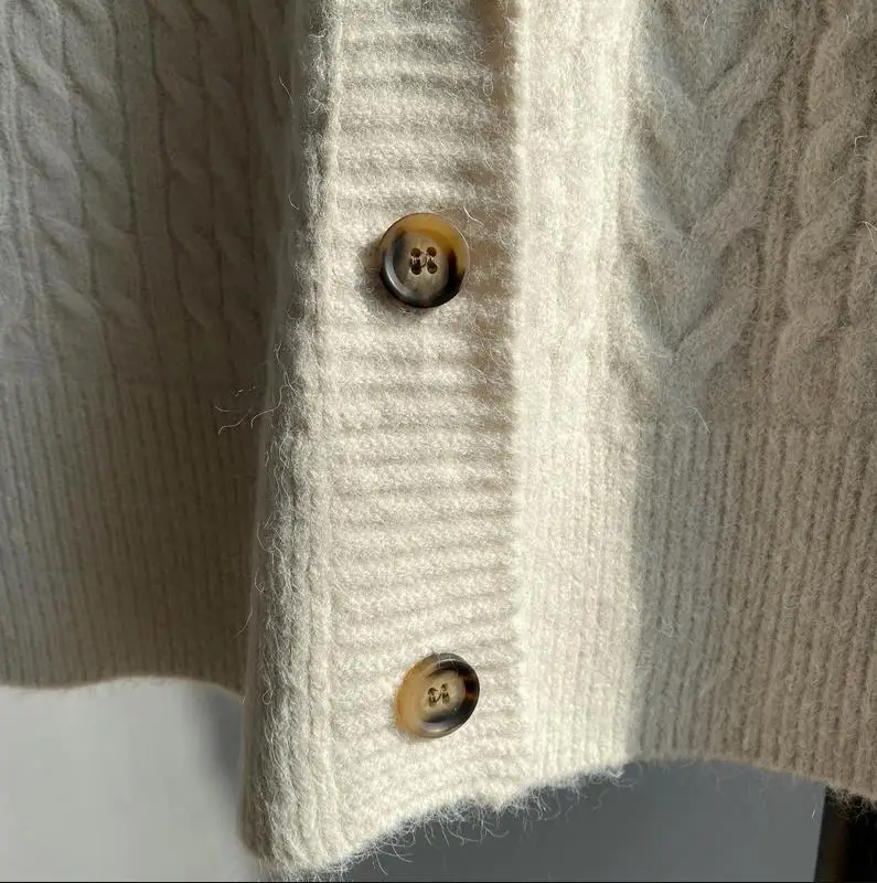 Жилетка женская однотонная с V-образным вырезом универсальная вязаная простая