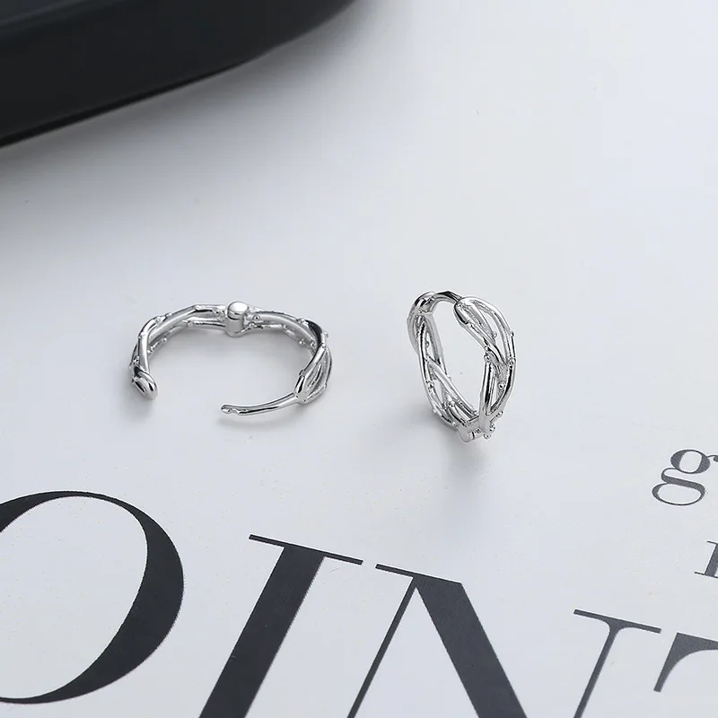 Серьги-обручи в виде ветвей обрыга новый дизайн 2021 серебристое покрытие лидер