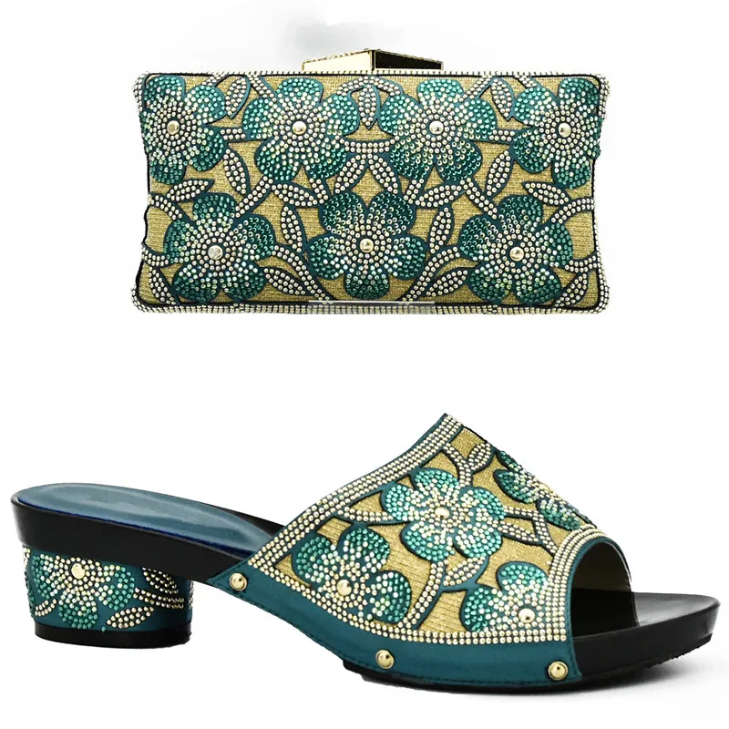 Набор женских туфель и сумок в итальянском стиле золотого цвета украшенные