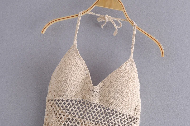 Женский укороченный топ без рукавов с вырезами и кисточками |