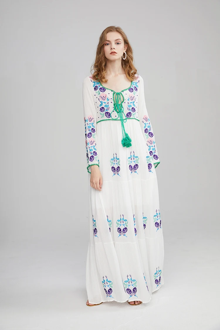 Модное красивое белое длинное платье с поясом украшенное цветочной вышивкой 2019