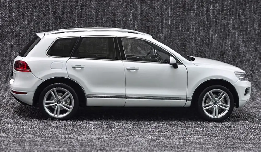 1/18 масштаб VW Volkswagen Touareg SUV белый Литье под давлением модель автомобиля игрушка GT Autos