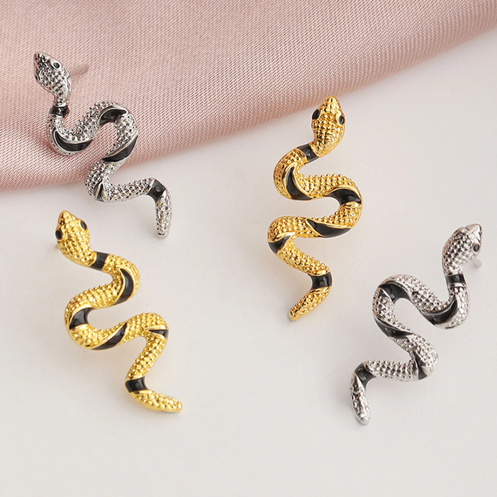 

1 Pair Simple Curved Snake Style Alloy Punk Piercing Ear Stud Earring Decoration for Dressing as Gift