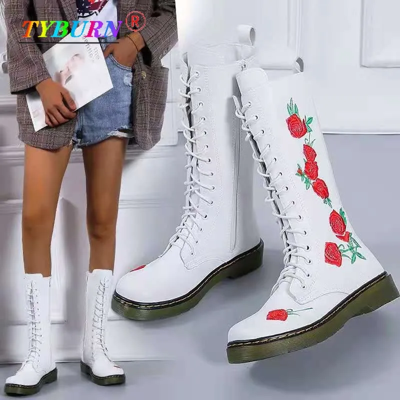 Женские сапоги из натуральной кожи черные до середины икры с вышивкой большие