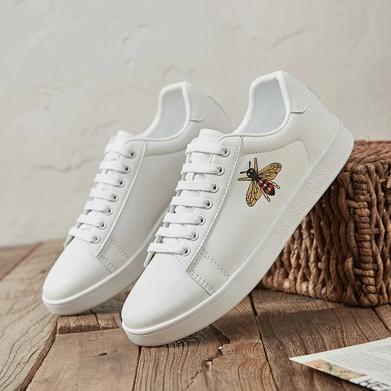 

Fashion Bee Embroidery Unisex White Sneakers Men Comfort Soft Leather Women Sport Shoes Skateboard Low Flat Bee Shoes Men Casual
