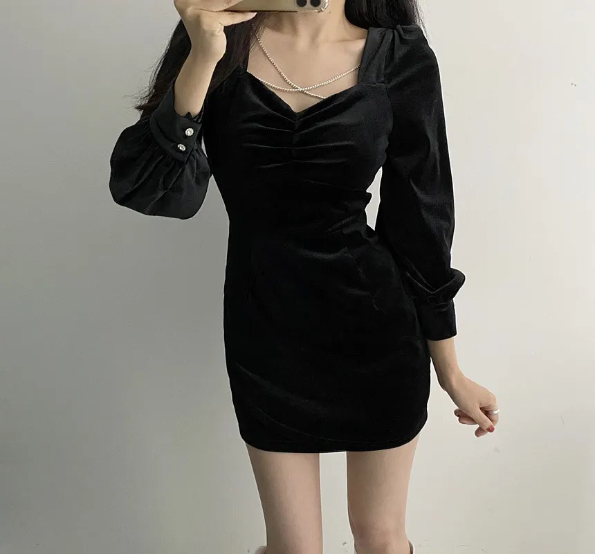 

2021 autumn and winter new Korean temperament waist waist sexy slim velvet pleated long-sleeved hip dress