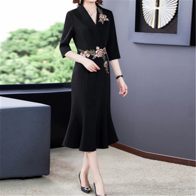 Женское длинное осеннее трикотажное платье с вышивкой длинным рукавом и