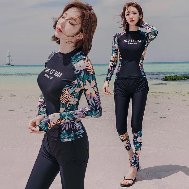 Женский купальник с длинными рукавами и принтом черный топ цветочным + шорты