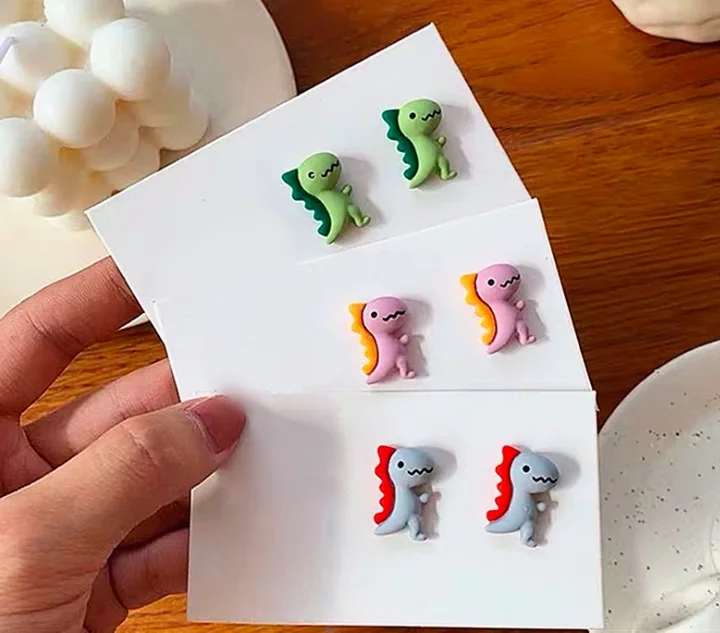 

1 пара милые серьги-гвоздики из каучука с динозавром, матовые серьги из полимера, эффектные серьги для женщин