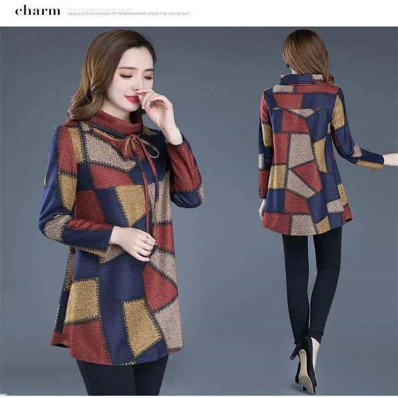 Футболка женская хлопковая с широким воротником в клетку принтом размера плюс