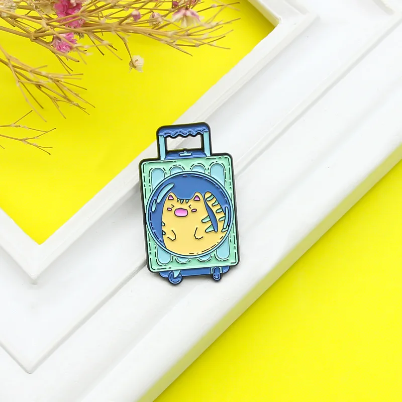 

Cartoon Cute Pet Suitcase Design Brooch Cat Pattern Trolley Brooch Backpack Badge Lapel Pins Creative Fashion Jewelry Gift