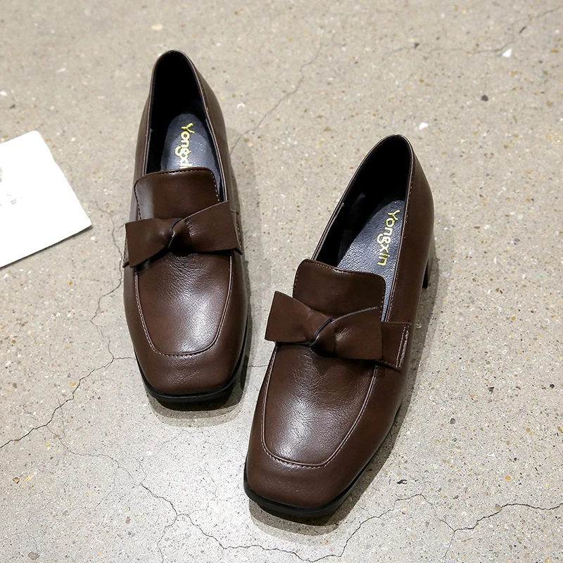 Туфли женские на толстом каблуке однотонные сандалии в британском стиле кожаные