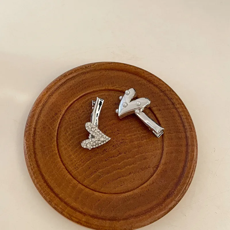 Заколки для волос с кристаллами и жемчугом серебристые |