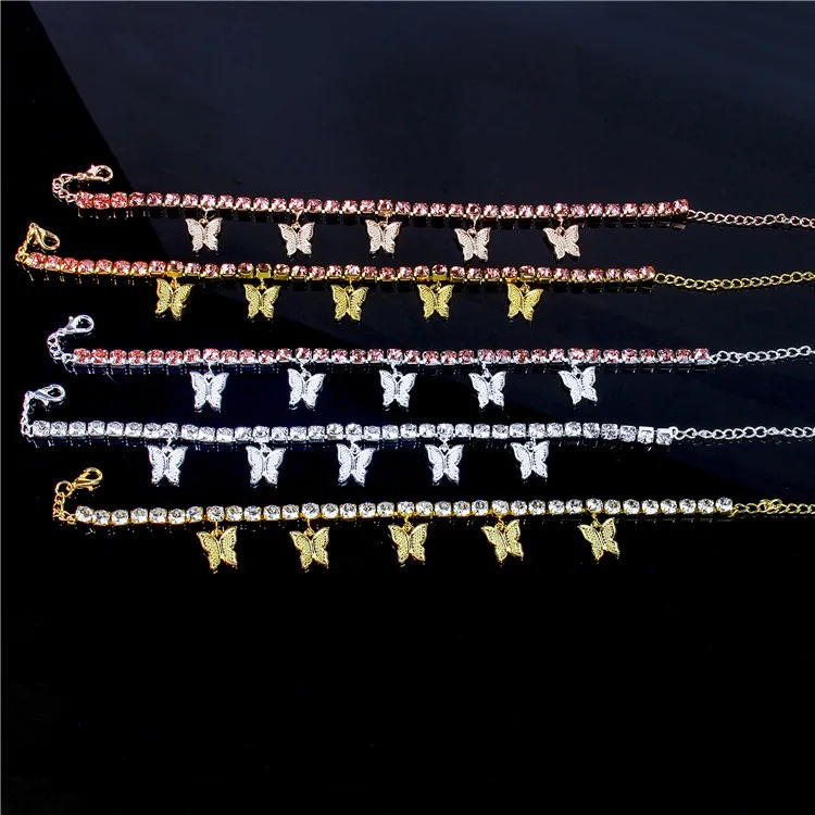 Маленькая бабочка с украшением в виде кристаллов цепочкой из красочные