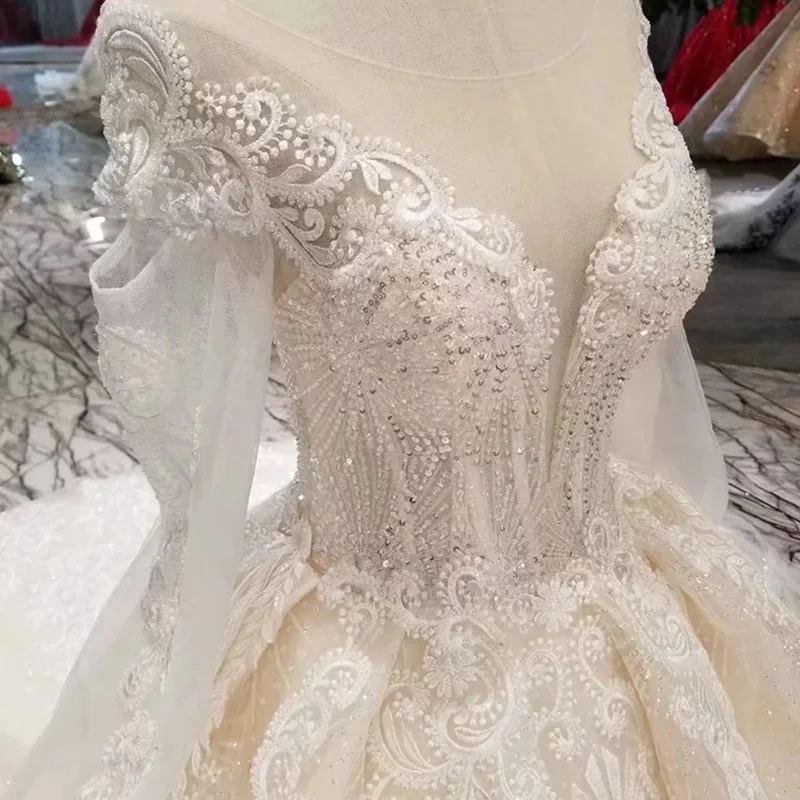 Платье свадебное цвета шампанского с длинным шлейфом круглым вырезом и длинными