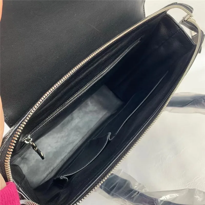 Рисунок 6 - Мужская сумка из натуральной крокодиловой кожи