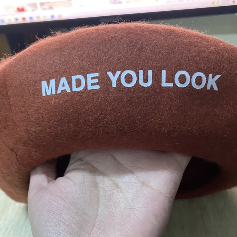 Женские зимние облегающие шапки милые однотонные с надписью на заказ оптовая