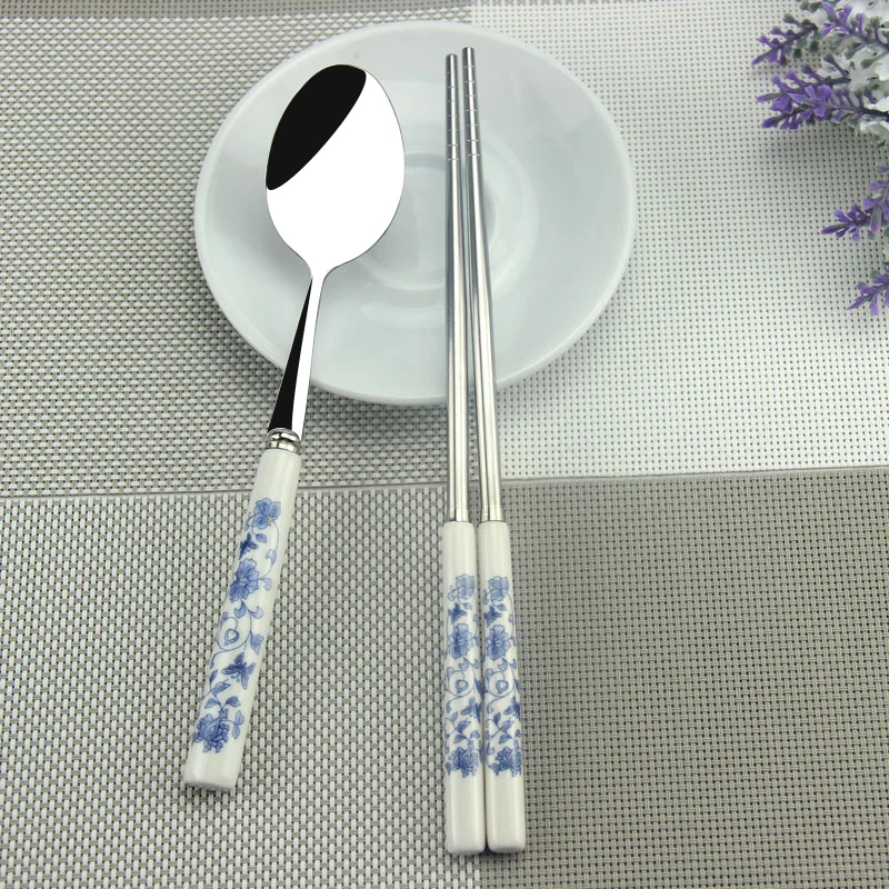 Фарфоровая посуда синего и белого цвета вилка ложка для ножей палочки еды из