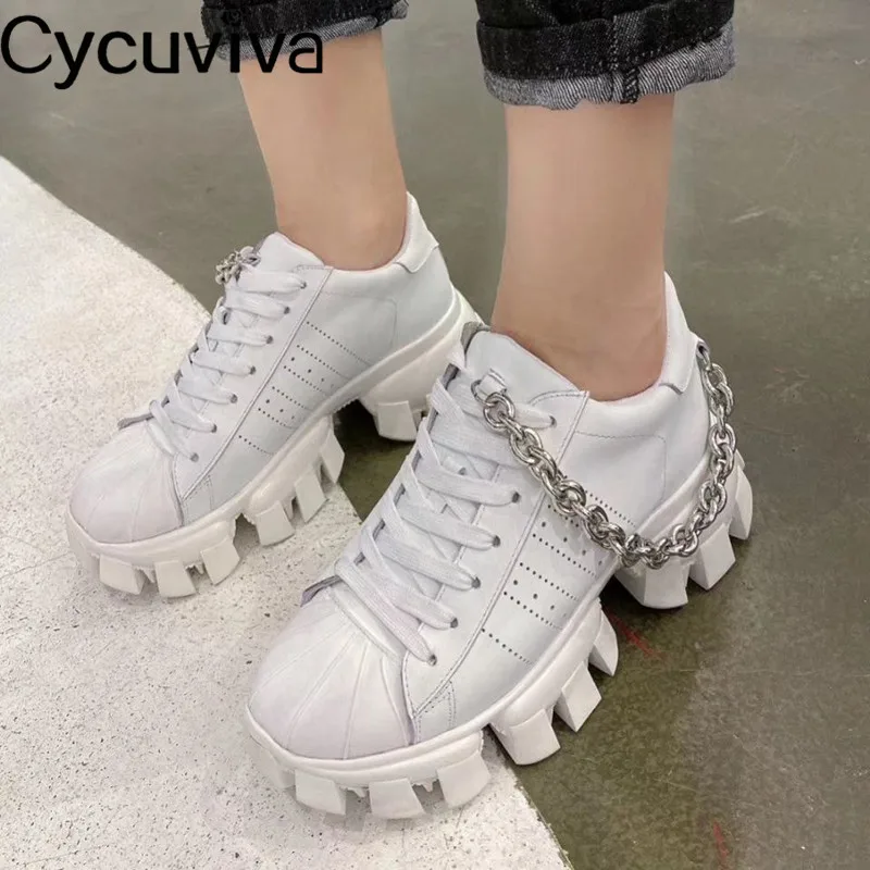 Шикарные женские кроссовки на толстой подошве с металлической цепочкой белые